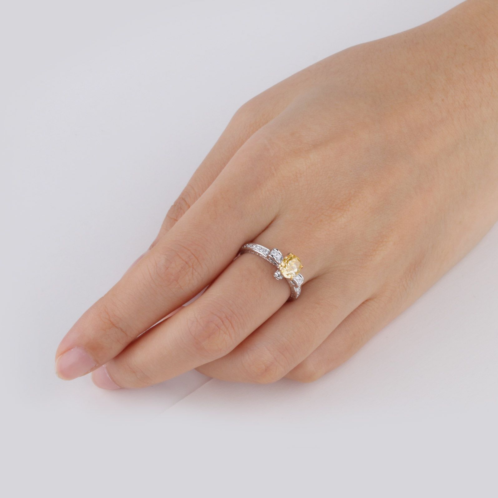 浓 黄色 钻石 戒指, 1.07 重量 (1.31 克拉 总重), 椭圆型 形状, GIA 认证, 2176006642
