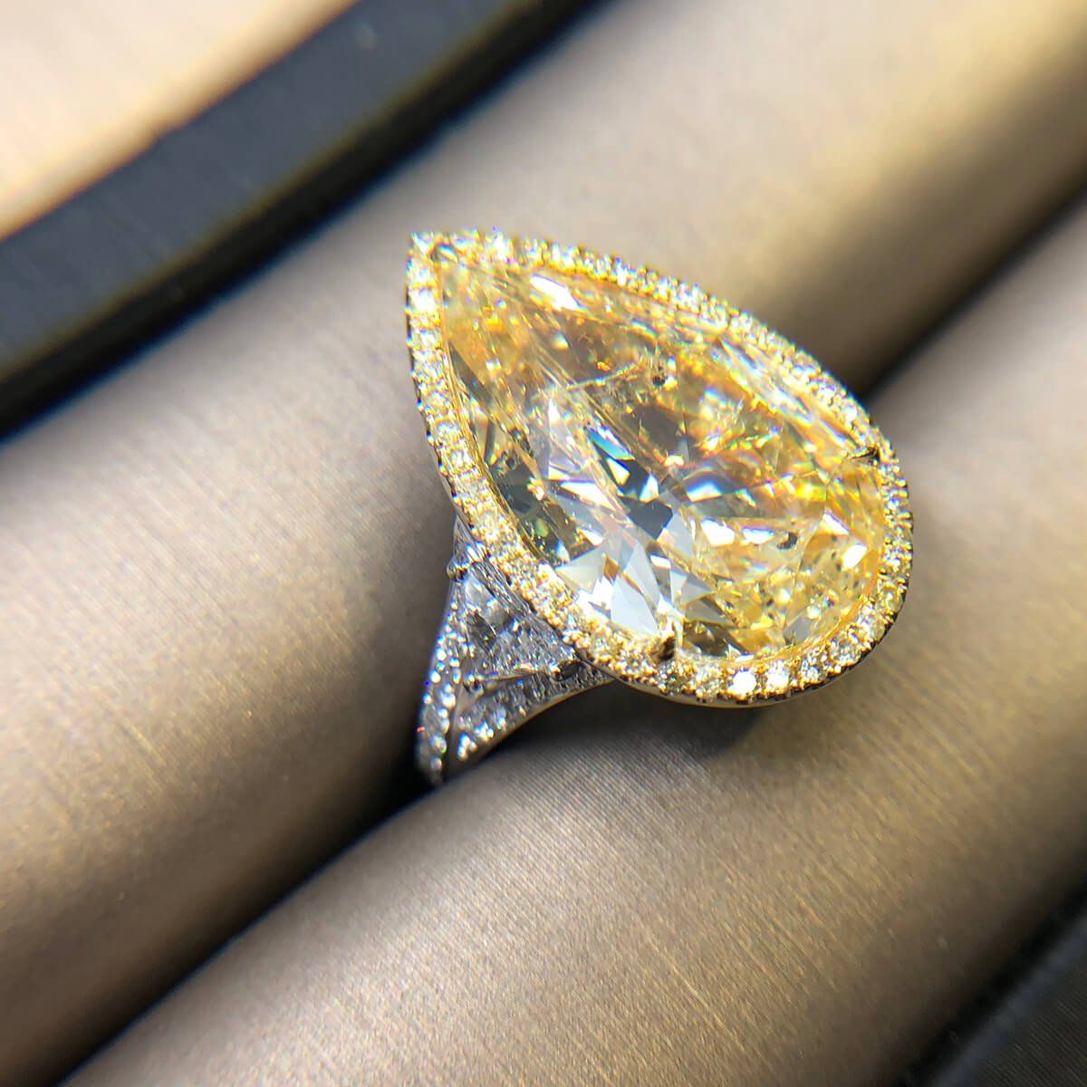 Fancy Light Yellow Diamond Ring, 0.90 Carat, Pear shape, GIA Certified, 2155101503