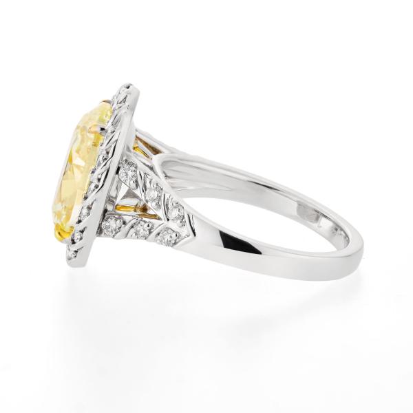 浅 黄色 钻石 戒指, 5.19 重量 (5.60 克拉 总重), 椭圆型 形状, GIA 认证, 2193177113