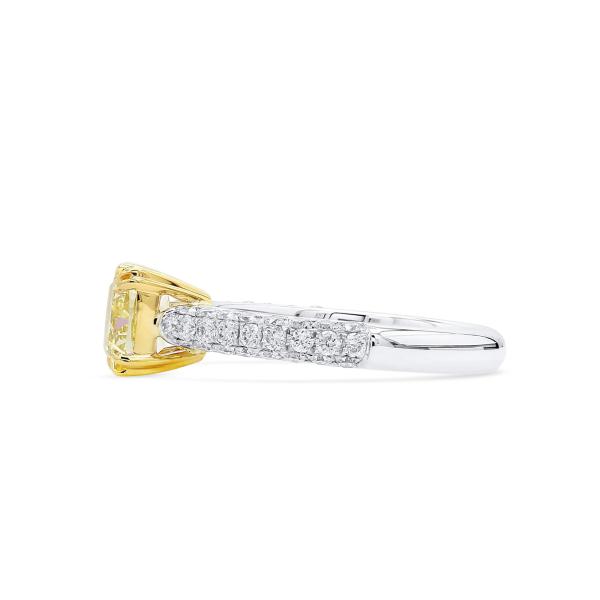 浅 Yellow (U-V) 钻石 戒指, 1.52 重量 (2.29 克拉 总重), 枕型 形状, GIA 认证, 6157343548