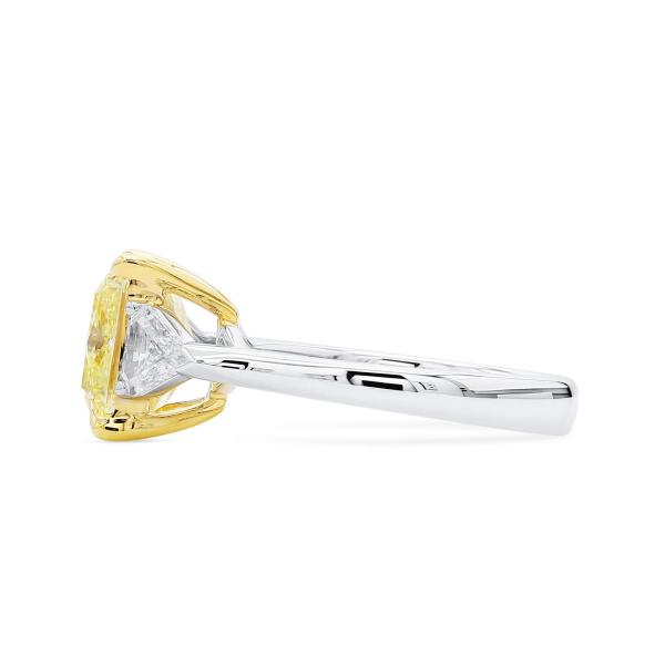 浅 黄色 钻石 戒指, 4.03 重量 (4.55 克拉 总重), 镭帝恩型 形状, GIA 认证, 2221074896