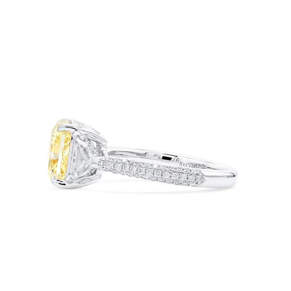 浅 Yellow (U-V) 钻石 戒指, 3.61 重量 (4.67 克拉 总重), 镭帝恩型 形状, GIA 认证, 5222646528